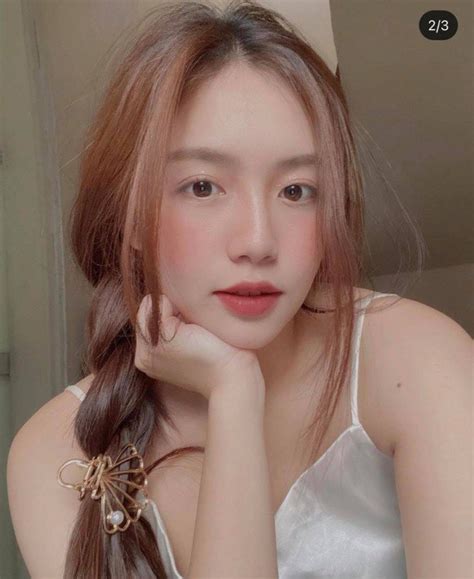 Nàng thơ tóc tết mặt xinh như thiên thần nhưng khi khoe dáng với bikini hot không kém