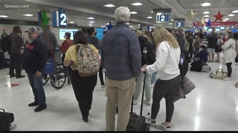 Continúan Las Cancelaciones De Vuelos En Medio Del Mal Tiempo Y Tripulaciones Enfermas