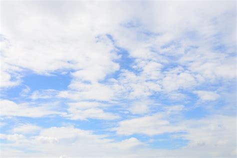 青空の背景と白い雲 無料の写真