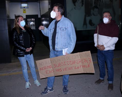 Xiulada dels veïns de Santa Bàrbara en rebuig a la llicència que dóna