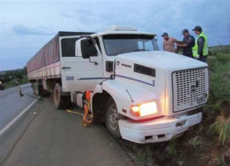 Motorista morre após bater contra duas carretas na BR 470 em