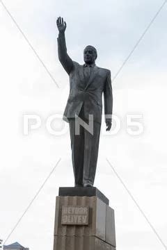 Statue of Heydar Aliyev in Fizuli Park, in Baku ~ Premium Photo #55999714