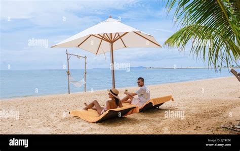 Männer und Frauen am Strand entspannen sich an einem sonnigen Tag in