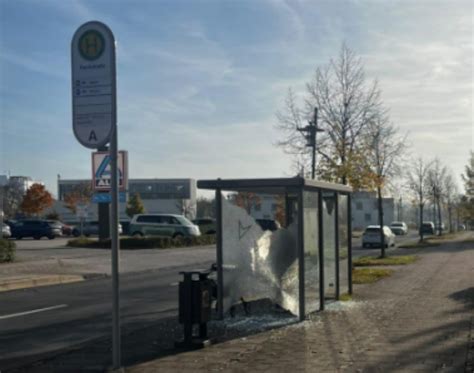 Unbekannte demolieren Haltestellen in der Merseburger Straße und Heide