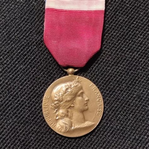 D12B BELLE MÉDAILLE ministère de la guerre 1977 french medal order