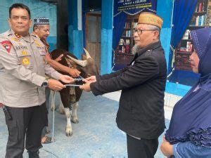 Jelang Idul Adha H Kapolda Gorontalo Serahkan Hewan Kurban Ke