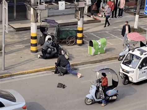 现场直击！两名扒手当街行窃 民警火眼金睛擒贼 嫌疑人 反扒 公安县