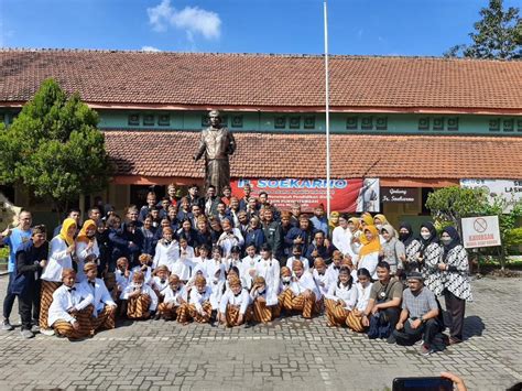 Mengenalkan Budaya Indonesia Pada Dunia Mahasiswa UMKO Ikut Ekspedisi