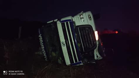 Carreta Carregada Cimento Tomba E Deixa Motorista Ferido Na RN 118