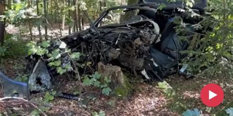 Messen So Autofahrer Knallt Frontal In Baum Tot