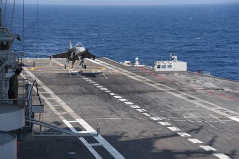 HISTORY! Naval LCA Makes 1st Landing On INS Vikramaditya