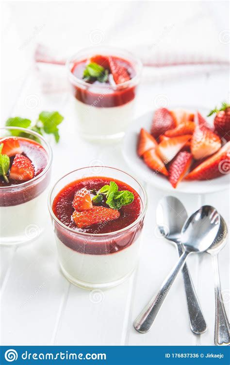 Sobremesa Italiana Panna Cotta Morangos Foto De Stock Imagem De