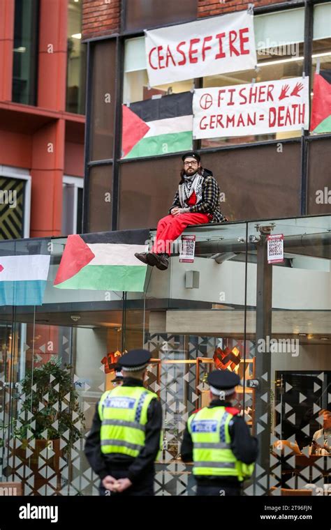 Am Rand Des Glasdachs Sitzt Ein Aktivist Der Pal Stinensischen Aktion