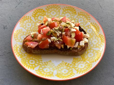 Tostada De Ricotta Con Tomate Y Pistachos Receta Ekilu