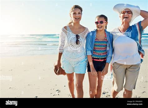 La Famille Rend La Plage Meilleure Une Femme âgée Qui Passe La Journée