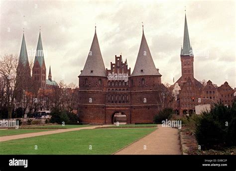 Dpa Dateien Ein Blick Auf Das Holstentor Das Wahrzeichen Von