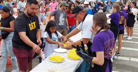 Photos Mendota Sweet Corn Festival Hands Out Sweet Corn Hosts Parade