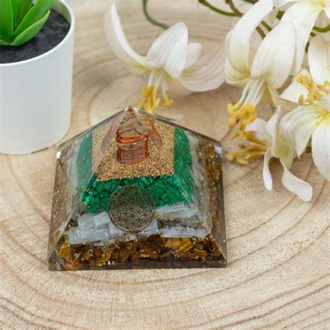 Pyramide Orgonite Malachite Sélénite Oeil de Tigre Fleur de Vie