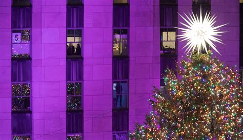 Foto Ribu Lampu Hiasi Pohon Natal Rockefeller Center Di New York