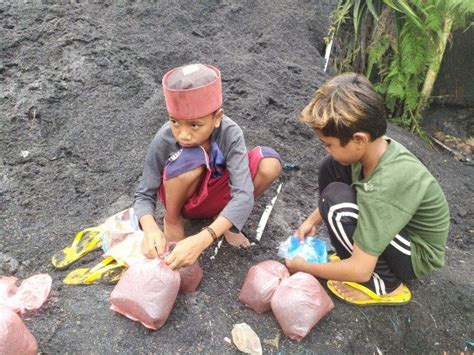 Pilu Bocah Cilik Ini Putus Sekolah Dan Pilih Jualan Abu Gosok Seharga