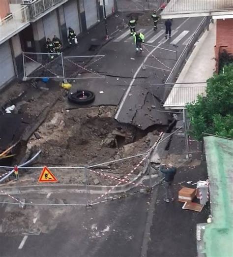 Napoli Voragine In Via Masoni Dopo I Forti Temporali