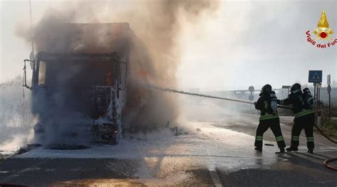 Tir Divorato Dalle Fiamme Conducente Nota Il Fumo Accosta E Si Salva