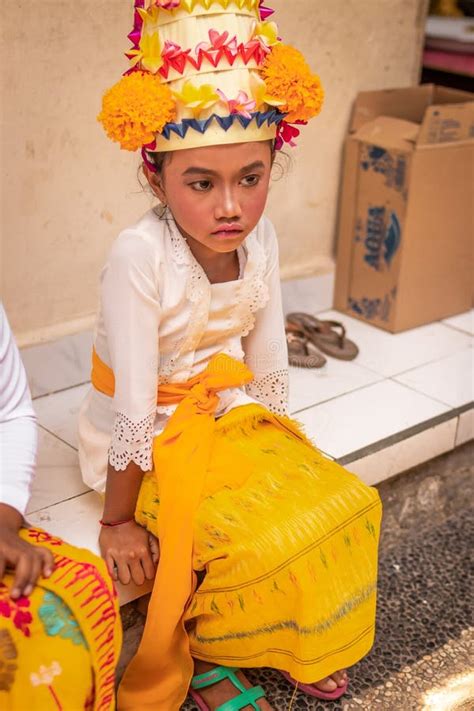 Bali Indonesia De Octubre De Muchacha Del Balinese En Traje