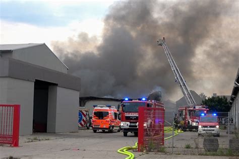 Feuer Drama in Magdeburg Lagerhallenbrand verursacht über 2 Millionen