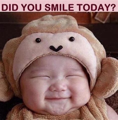 Smile Its Monday Funny Quotes Quotesgram