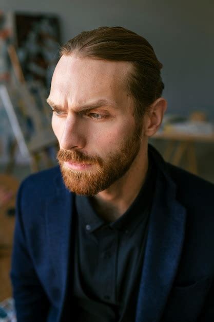 Retrato de homem barbudo bonito de terno Foto Grátis