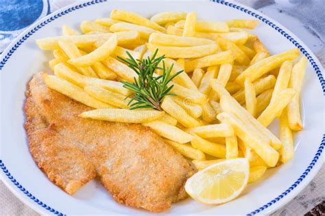 Pechuga De Pollo Empanada Hecha En Casa O Chuleta Milanesa Del Pollo