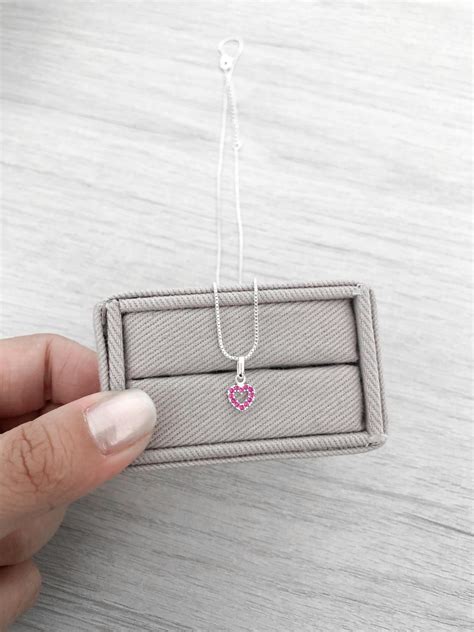 Comprar Colar mini coração rosa cravejado Frida Acessórios