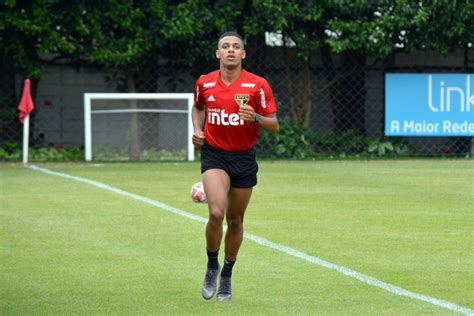 Brenner Treina No Campo E Se Aproxima Do Retorno SPFC