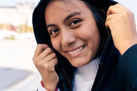 Retrato Detalhado De Uma Jovem Latina Sorrindo Foto De Stock Imagem De Menina Foreground