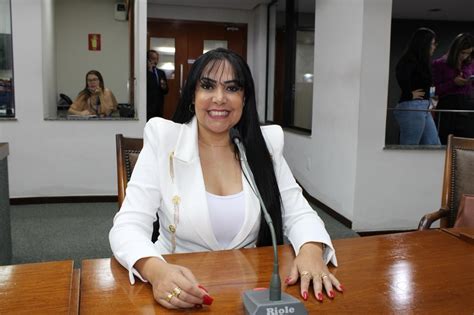 Janad Valcari solicita análise de revisão salarial para servidores de