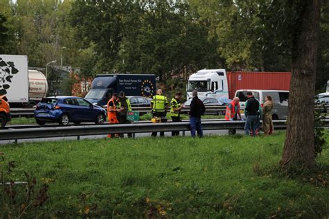 Kop Staart Botsing Tussen Autos Op De A In Nieuwerkerk Aan Den