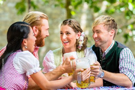 Im Biergarten Freunde In Tracht Dirndl Trinken Bier In Bayern Stock