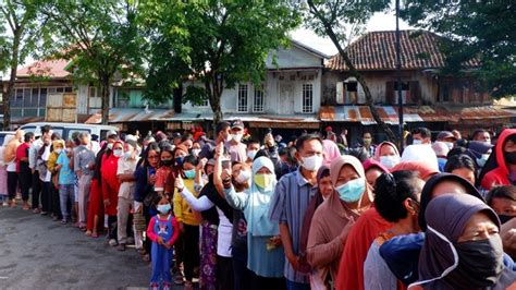 Foto Warga Palembang Serbu Operasi Pasar Minyak Goreng Kumparan