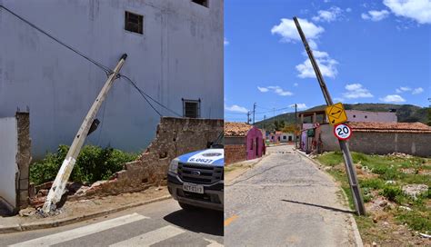 Caminh O Ba Engancha Em Fios E Derruba Um Poste Danifica Outro E