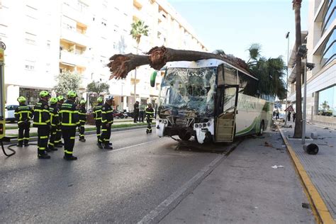 Tres Morts I Diversos Ferits En Un Terrible Accident A Cadis