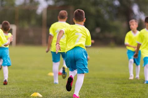 Dzieciak Pi Ki No Nej Futbol Dziecko Gracze Dopasowywaj Na Boisko Do