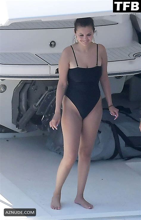 Selena Gomez Sexy Seen Flaunting Her Hot Bikini Body At The Beach In Positano AZNude
