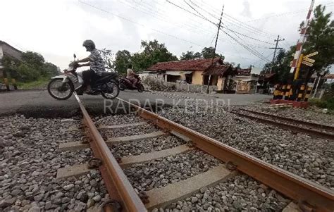 Jakarta Banjir Perjalanan Kereta Api Batal Radar Kediri