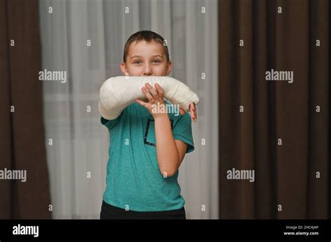 Broken Arm Cast Hi Res Stock Photography And Images Alamy