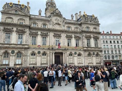 Manifestation anti RN Lextrême gauche se livre à des dégradations