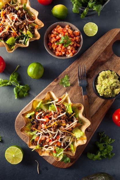 Ensalada de taco en un tazón de tortilla Foto Premium