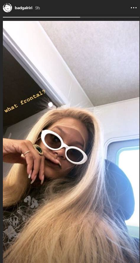 Rihanna With A New Look Blonde With Straight Hair Telegrafi Telegrafi