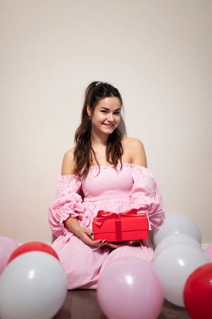 Hermosa Mujer Celebrando El Día De San Valentín Con Un Vestido Rosa Con