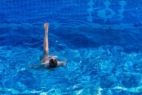 Premium Photo Woman In Bikini Swims In The Pool In The Sunlight