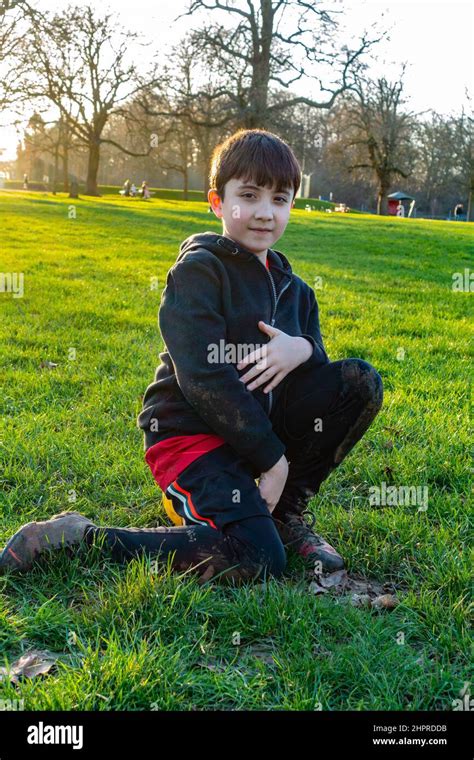 Enfant Accroupi Addossé Banque De Photographies Et Dimages à Haute